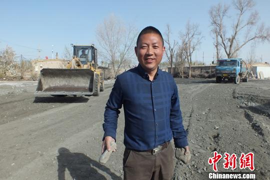 新疆兵团第二师三十团职工赖平自费修路。 王玉霞 摄