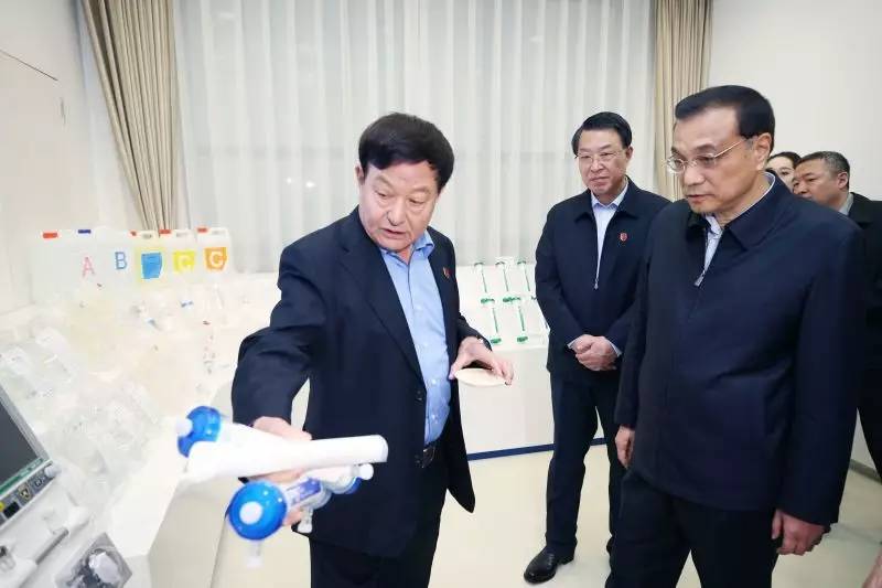 考察威海港 谷雨下麦田 李克强:再传统的行业都