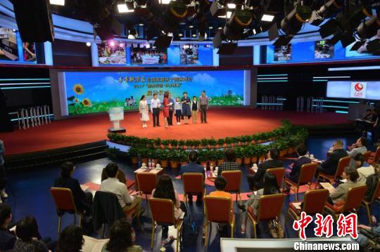 4月21日,由全国妇联和国家新闻出版广电总局共同主办的“书香飘万家”家庭亲子阅读2017年“亲子阅读 书香润德”启动仪式在北京举行。 张蔚然 摄