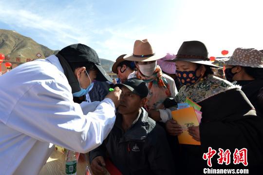 图为青海省人民医院医疗专家在玉树市开展青海省第十七届健康教育万里行大型广场义诊。 孙莹 摄