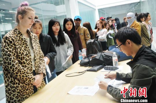 监考人员核对参考外国学生信息。 张曼芝 摄