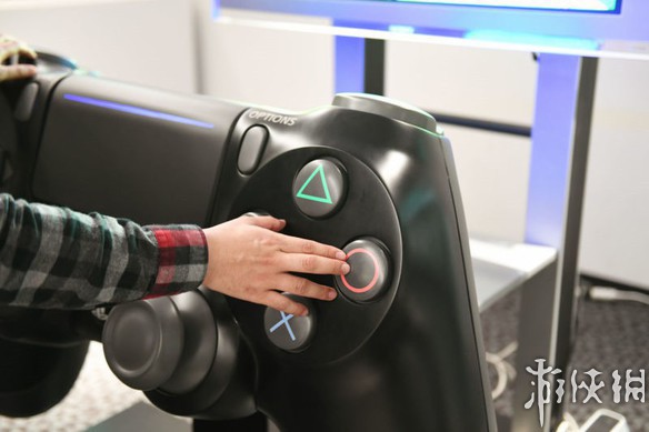 索尼打造全球最大PS4手柄 手掌大按键操作手