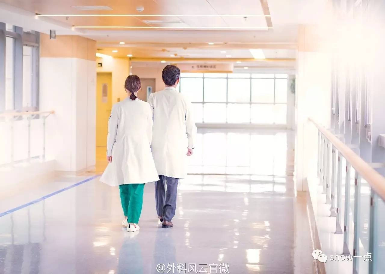 心疼!穿白大褂的靳东,缺点真的一览无余…|靳东