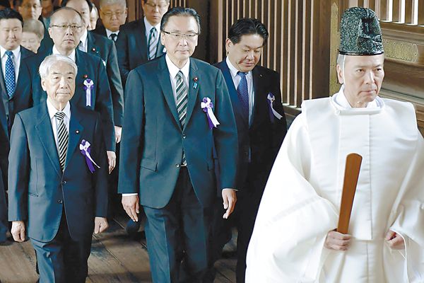 　　21日，日本“大家一起参拜靖国神社国会议员会”集体参拜靖国神社。