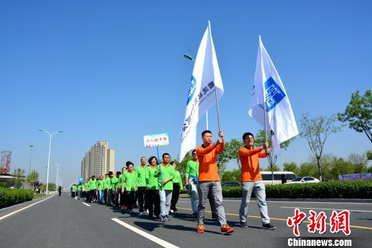 200余名城市建设者以健步走形式表达服务全运的愿望。 钟欣 摄