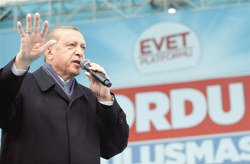 4月13日，在土耳其北部奥尔杜举行的公投造势活动上，土总统埃尔多安向支持者讲话