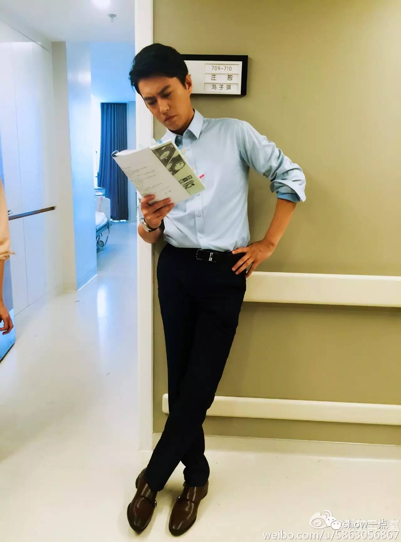 心疼!穿白大褂的靳东,缺点真的一览无余…|靳东