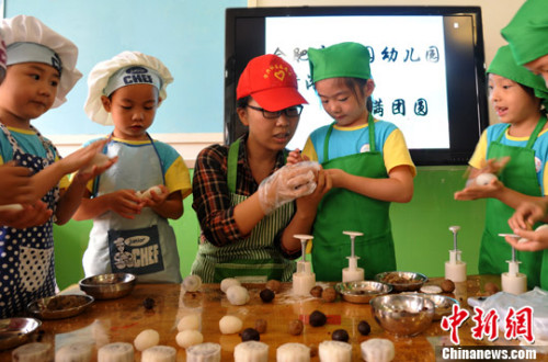 资料图:儿童校外教育贴近生活。<a target=\'_blank\' href=\'http://www.chinanews.com/\'>中新社</a>记者 韩苏原 摄