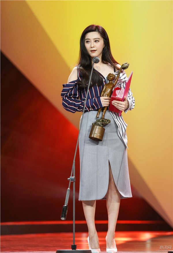 “出轨门”后白百何为范冰冰颁奖 获奖作品亮了