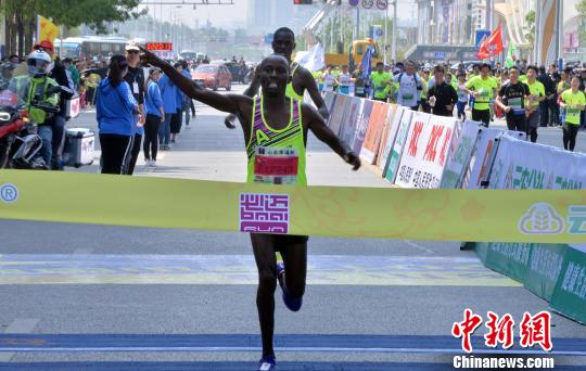 肯尼亚的选手亚瑟凯以2小时20分18秒的成绩获得2017泰山国际马拉松赛男子全程马拉松冠军。 司刚 摄