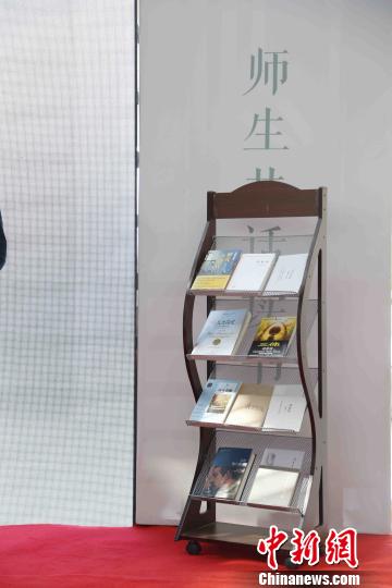 《三体》《解忧杂货店》《月亮与六便士》《我们仨》《瓦尔登湖》《乌合之众》《人类简史》《理想国》《中国哲学简史》《资本论》入选第二届“水木书榜?清华学生最爱的10本书”。 张宇 摄