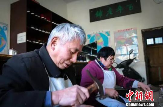 李林森正在做布鞋。