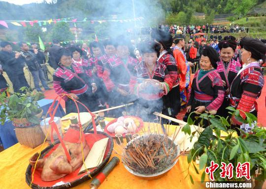 瑶族群众在参加祭茶仪式 。 潘志祥 摄