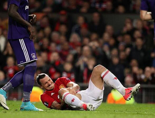 曝伊布伤重休至2018 英媒:曼联生涯恐终结_抓