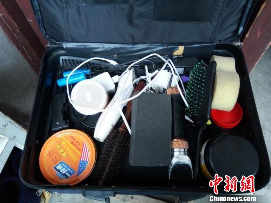 金世富随身携带的简易“工具箱”。