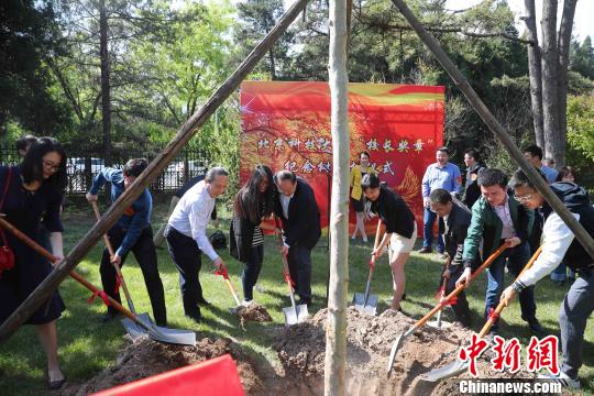 北京科技大学23日启动第十一届“校长奖章”的评选。4位历届“校长奖章”获得者代表回到母校,与学弟学妹们分享自己的求学历程和人生感悟,并与该校领导共同栽植了一棵梧桐树。 高龑 摄