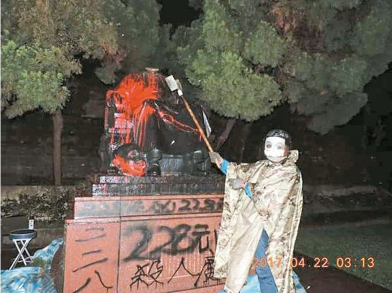  台湾“统独”势力互砍铜像。（图片来源：台湾《联合报》）