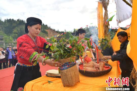 瑶族群众在参加祭茶仪式 。 潘志祥 摄