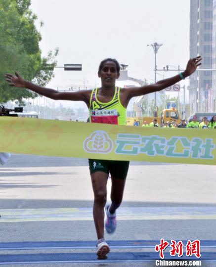 肯尼亚的选手瑟兰以2小时50分56秒的成绩获得2017泰山国际马拉松赛女子全程马拉松冠军。 司刚 摄