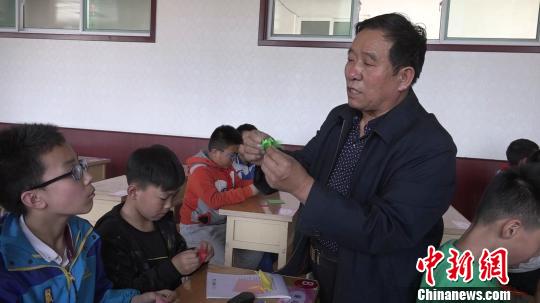为了使折纸这项传统技艺得到更好传承,董现坤将非遗项目传习基地选在太原市解放北路小学内,并在各年级开设折纸手工课。 屈丽霞 摄