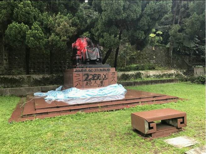  台北市阳明山花钟公园旁的蒋中正铜像被砍头。（图片取自台媒）