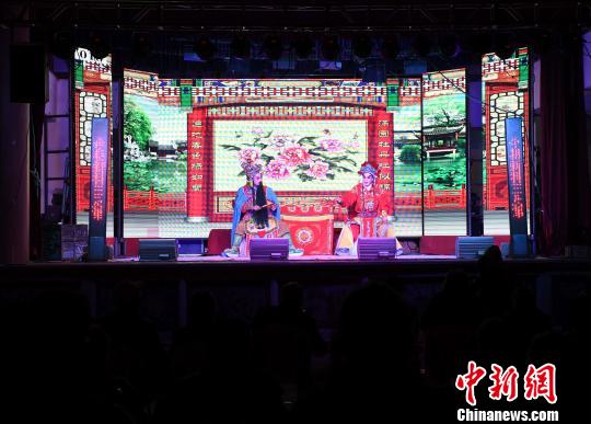 莆仙戏,原名“兴化戏”,始于唐,盛于明清,是中国古老剧种之一。2006年入选首批国家级非物质文化遗产名录,深受莆田城乡各地老百姓的欢迎。 张斌 摄