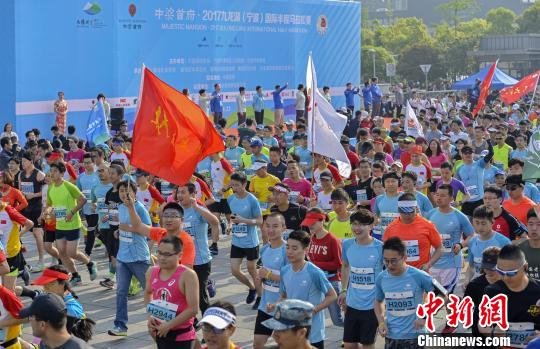 2017九龙湖(宁波)国际半程马拉松赛 丁继敏 摄