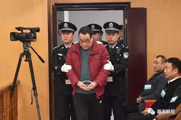 （李华波被带入法庭）