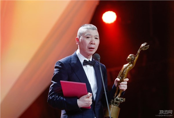 “出轨门”后白百何为范冰冰颁奖 获奖作品亮了