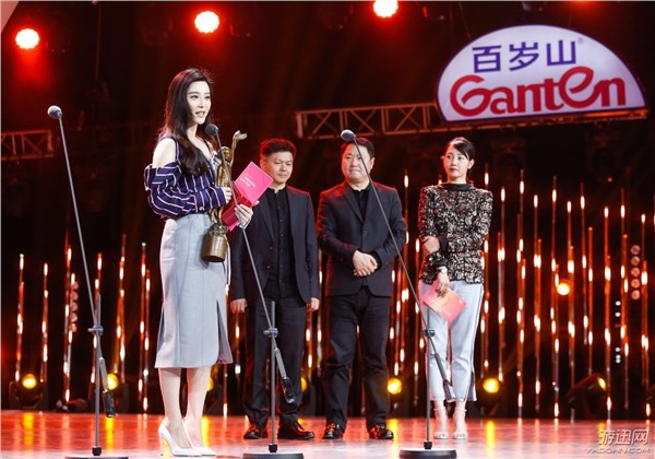 “出轨门”后白百何为范冰冰颁奖 获奖作品亮了