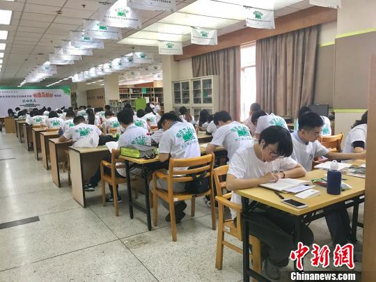 阅读马拉松挑战赛现场。 牛妍 摄