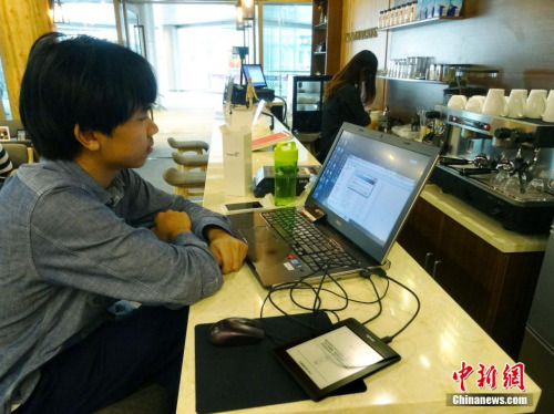 资料图：一家提供电子书阅读的咖啡屋。中新社发 王路宪 摄