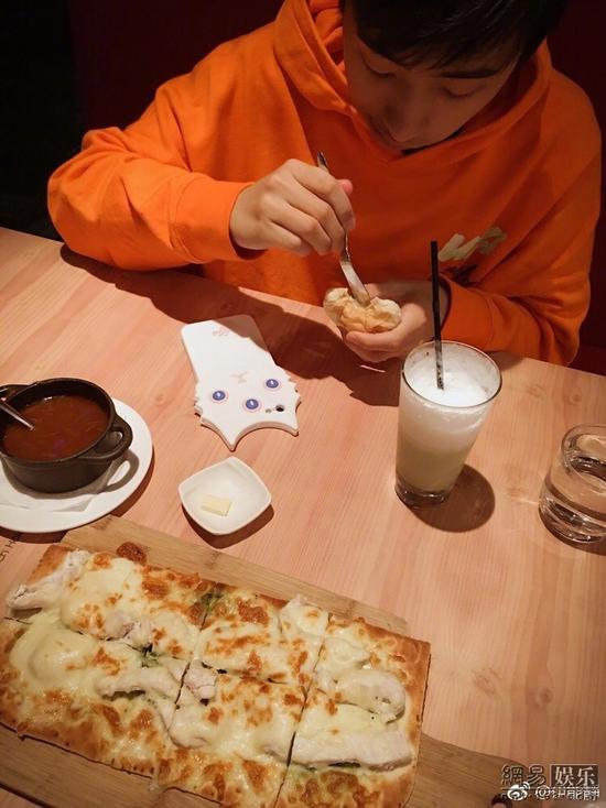 伊能静微博晒照称自己不只爱米粒 也爱哈利|伊