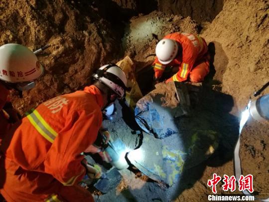 救援现场 黄仁家 摄