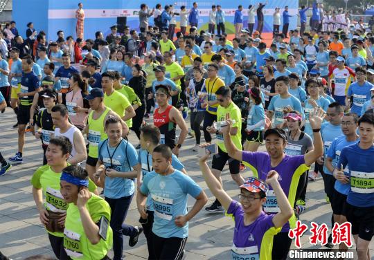 2017九龙湖(宁波)国际半程马拉松赛 丁继敏 摄