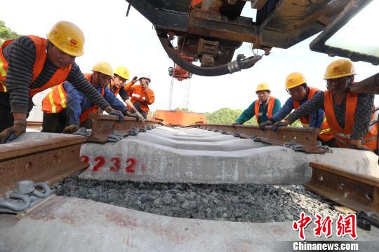 九景衢铁路全长333.306公里,其中江西段244.927公里,是一条设计时速200公里的国家一级、双线电气化、客货共线铁路。 张学东 摄