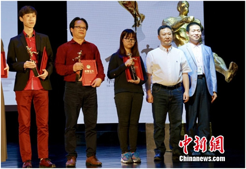 泸州老窖股份有限公司销售公司常务副总经理李小刚(右二)为获奖作家颁奖