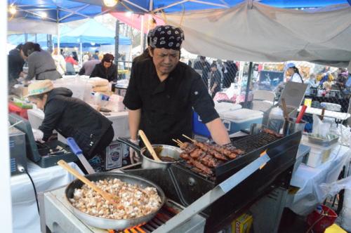 烤串等亚裔美食受到饕客的追捧。(美国《世界日报》记者牟兰/摄影)