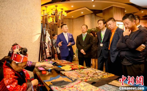 中国企业家俱乐部的理事们欣赏苗绣手工艺传承匠人表演