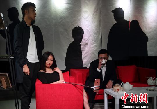 连演十场,是社会对他们的一次考验。 泱波 摄