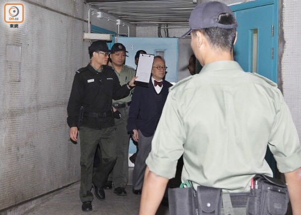 1492996127608425.jpg 曾荫权被多人押送