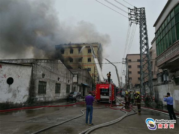 顺德勒流一栋五层高厂房发生火灾,两名受困人员已被救下