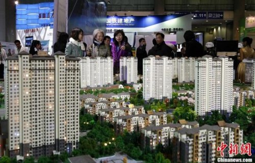 资料图:民众在房展会咨询参观。<a target=\'_blank\' href=\'http://www.chinanews.com/\'>中新社</a>发 李慧思 摄