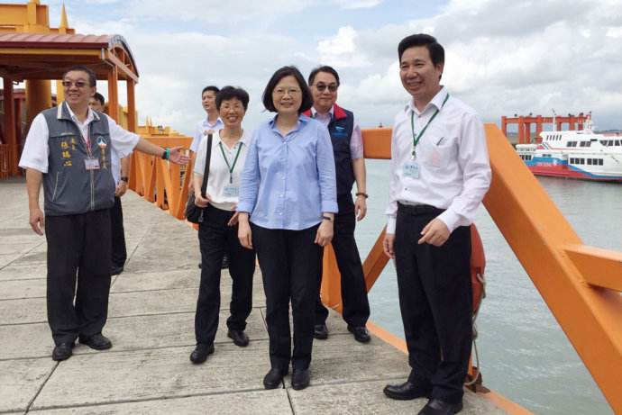 蔡英文举债8千亿全台建轻轨 台媒历数“五宗罪” 蔡英文举债8千亿全台建轻轨,台媒历数“五宗罪”。(图片来源网络)