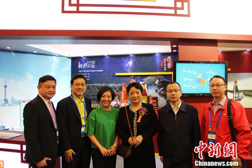 中国食品科学技术学会孟素荷理事长(右三)与食品企业同行共同参观李锦记展位
