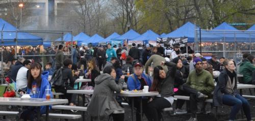 民众享受美食、美酒的同时还欣赏音乐,同家人或朋友共度美好的夜晚。(《世界日报》记者牟兰/摄影)