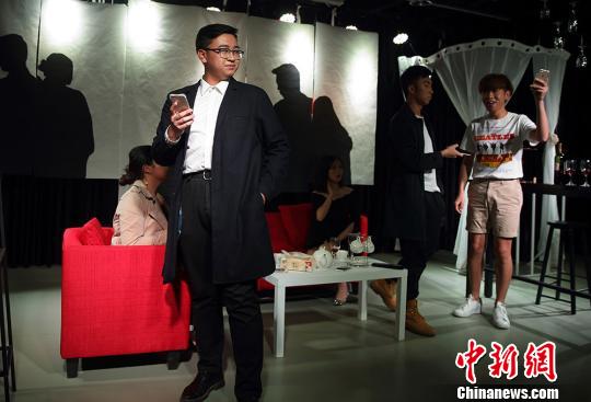 大学生表演的颇有专业气质。 泱波 摄
