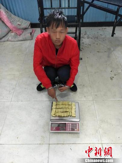 图为犯罪嫌疑人马某及被缴获的毒品。 钟欣 摄