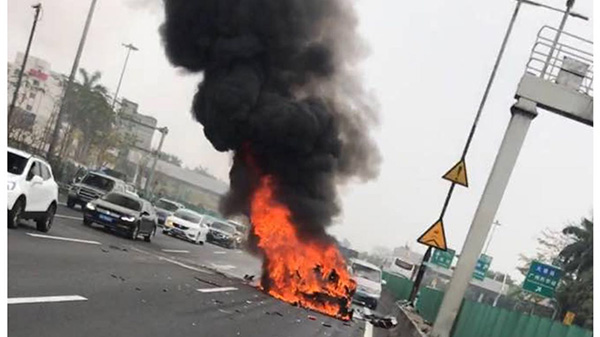 车辆碰撞发生后现场，车辆燃起大火。