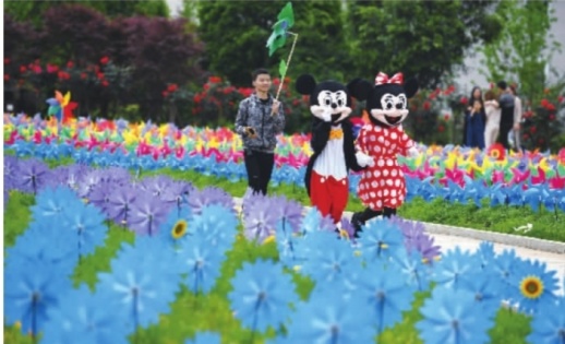 4月22日,百花风车艺术节在湖南省森林植物园举行,占地面积2万多平方米的玫瑰花型花海中穿插着百万支颜色亮丽、造型各异的风车,带给市民别样风情。此外,风车小镇、神秘花园涂鸦墙也将于近日开放。记者陈月红郭立亮通讯员彭炜摄影报道
